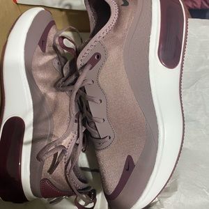 Nike Woman’s shoes size 5 AirMax Dia